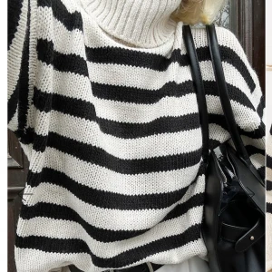 Randig polotröja i stickad bomull - Jätte fin polo stickad tröja från nakd, helt oanvänd och lapp kvar. Säljer pgd att jag glömde retunera den och har för många stickade💓