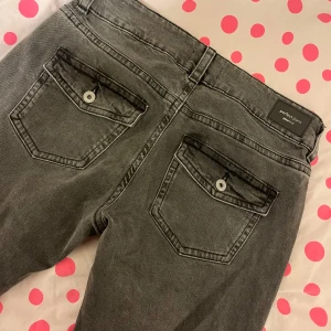 Gråa bootcut jeans från Perfect Jeans - Snygga gråa bootcut jeans från Gina tricot med coola bakfickor med lock och knapp. 