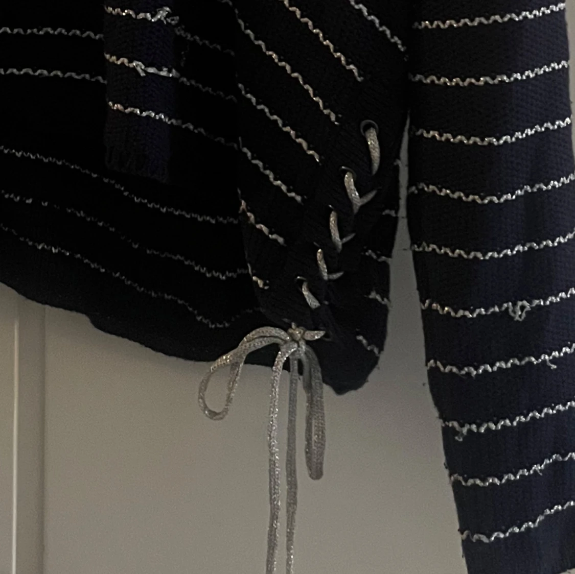 Randig tröja med snörning - 1