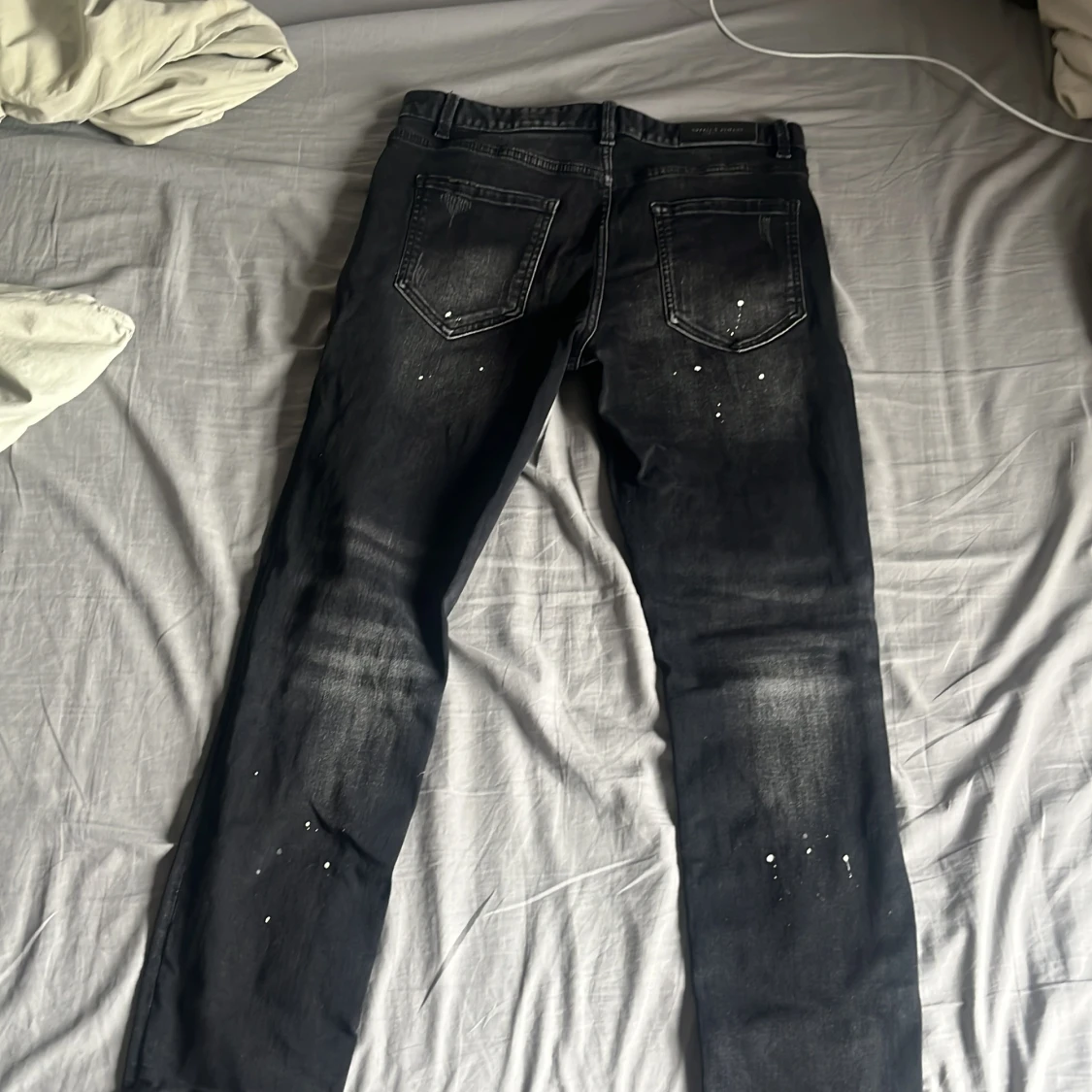 Svarta distressed jeans Supply & Demand - 1