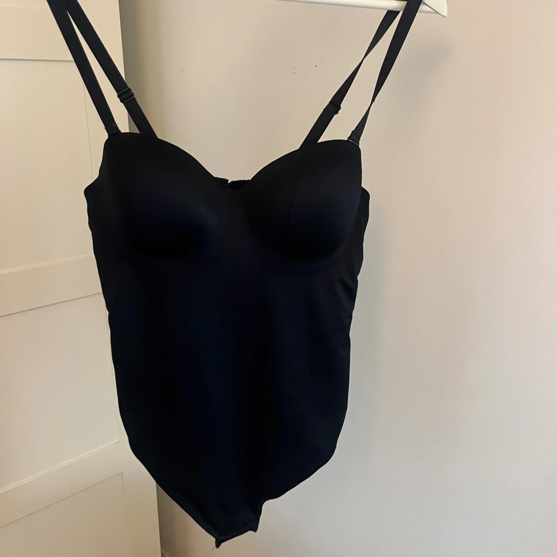 Svart body med bygel och öppen rygg