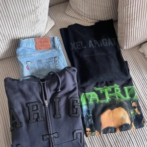 Kläder, Arigato, Levis 501, Marino Morwood - Säljer lite schyssta kläder 👕:   Arigato Legend Zip Hoodie  Sparsamt använd  Storlek medium  Pris: 700 kr. Levis 501 jeans  Fint skick  Storlek 31/32  Pris: 300 kr. Marino Morwood ”Matrix” T-shirt   Använd ett fåtal gånger  Storlek medium  Pris: 400 kr. Arigato T-shirt med tryck på ryggen  Också sparsamt använd  Storlek medium  Pris: 300 kr. Kan lösa bra deal om man tar flera plagg ✅. Kan fixa mer bilder också 👍🏻