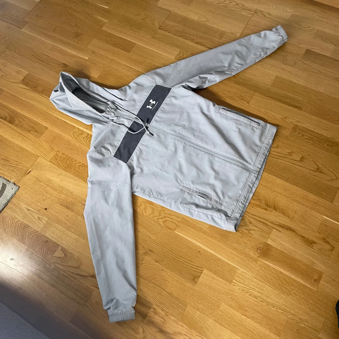 Ljusgrå vindjacka från Under Armour - 3