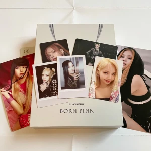 Blackpink Born Pink album Kpop  - - Born Pink grey ver. - I väldigt bra skick :D allt i bilderna kommer med, ock allt är officiellt,                           du får: album, photobook, cd, 1 selfie pc, 2polaroid pc, 1 preorder benefit från YG, 1 musickorea Pob, 2 stora foton, och lyricbook! Har mer bilder :D