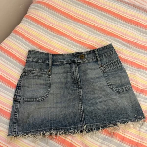 Jeanskjol - Säljer denna snygga jeanskjol ifrån HM i storlek 40.🩷