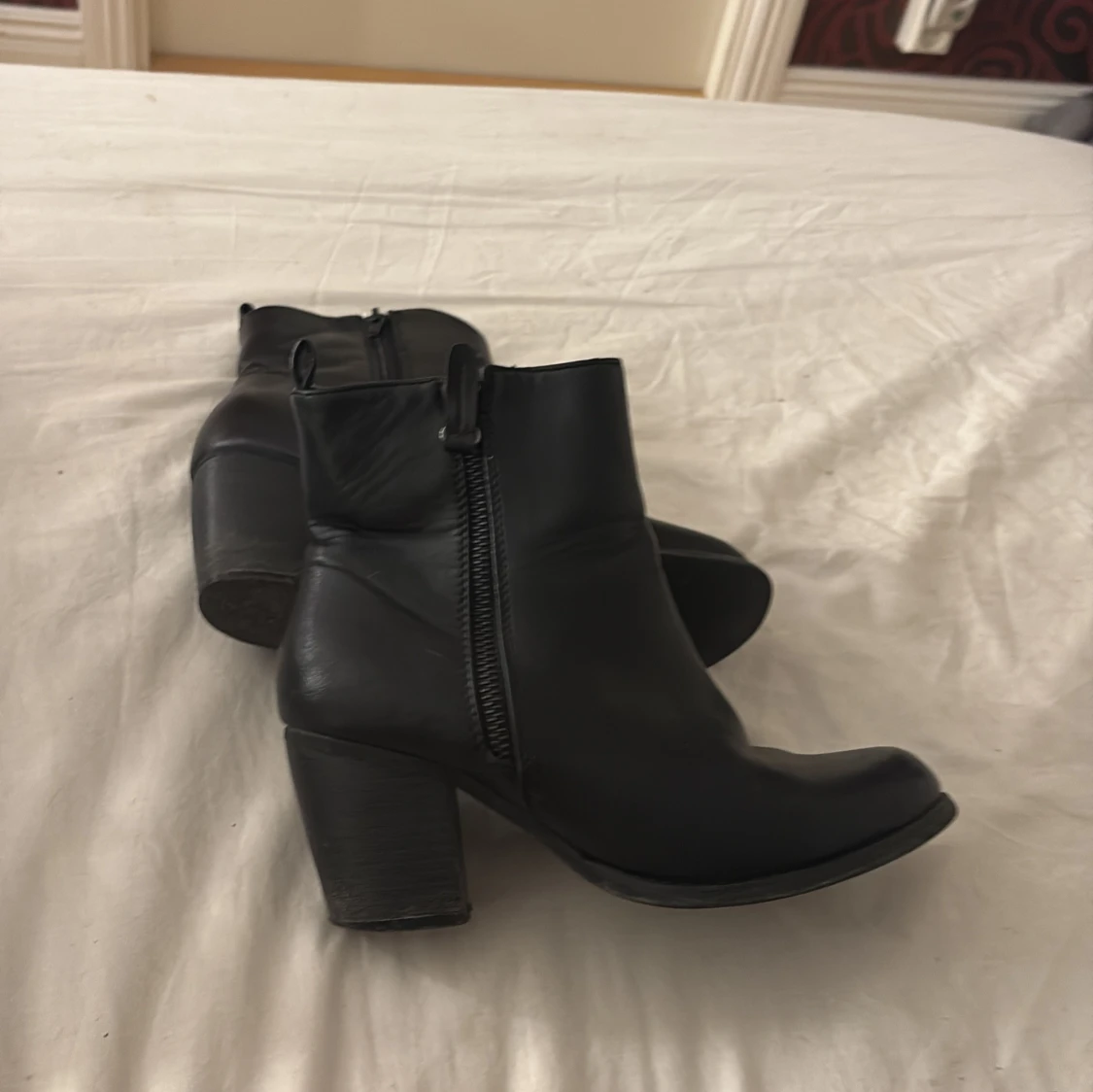 Svarta boots med klack och dragkedja