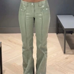 Olivgröna bootcut byxor med fickor - Bootcut byxor från H&M i storlek 36.