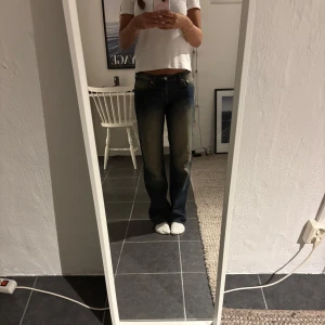 Weekday blå jeans low waist - Säljer dessa byxor i modellen arrow från weekday. Modellen är lågmidjad och har raka ben med en relaxed fit. Perfekt färg till hösten och lagom till dig som är runt 165 lång. 