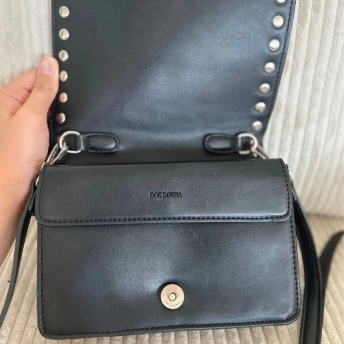 Svart axelväska med nitar från Don Donna - 2