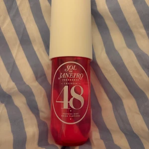 Sol de Janeiro Cheirosa 48 Perfume Mist - Fräsch och tropisk body mist från Sol de Janeiro, Cheirosa 48. Enbart testad! Doften har inslag av guava, solkysst orkidé och rosa mysk. Rymmer 90 ml och är perfekt att ta med i väskan.💗