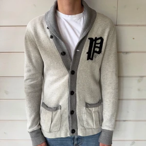 Ralph Lauren Cardigan - Tjena, säljer en superfet Ralph Lauren cardigan. Den är perfekt nu när hösten kommer. Den är i storlek S och i mycket bra skick, inga tydliga deffekter. Hör gärna av er vid frågor och funderingar. Pris går att diskuteras🤗