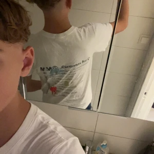 Maison Margiela T-shirt  - Säljer en maison margiela t shirt med färgskvett där back på tröjan med massa text. Sitter litet på mig och jag är 180 väger 60 så sitter perfekt om du är kanske 170-175 skulle jag säga.