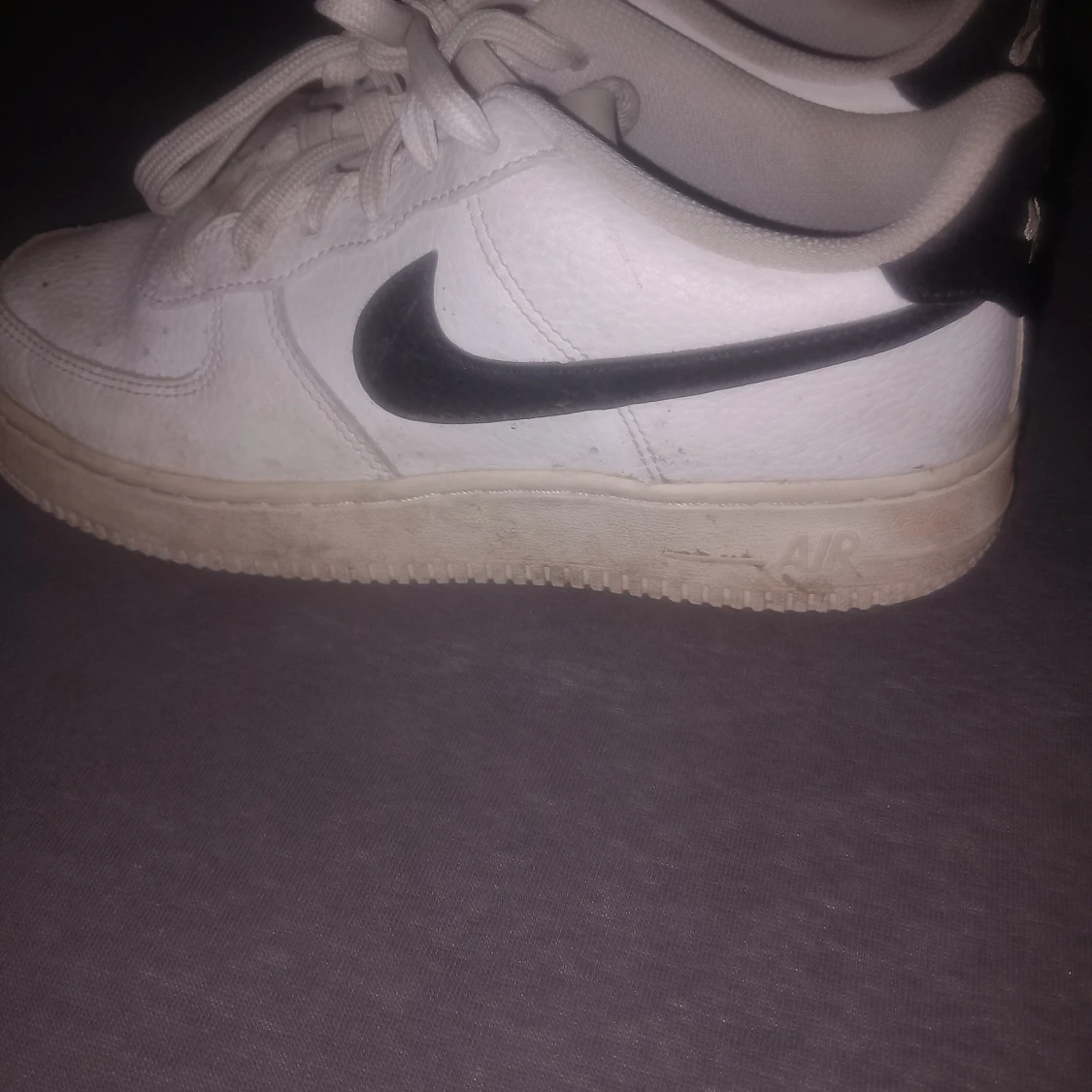 Nike Air Force 1 vita och svarta sneakers