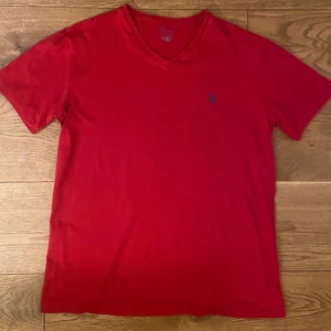 Ralph Lauren T-shirt - Mycket fint skick utan defekter. Storlek S - normal i storleken. Kom gärna med prisförslag eller andra frågor!