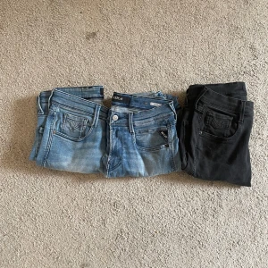 3st Replay jeans annbas - Säljer tre par Replay jeans, två i ljusblå tvätt och ett par i svart. Alla har klassisk femficksdesign, slim fit och är tillverkade i stretchig bomullsdenim. Snygga detaljer på bakfickorna och Replay-logga vid fickan. Perfekta jeans för en trendig och avslappnad look. Priset är stycket och inte för alla