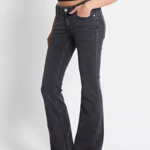 Svarta bootcut jeans ”Bell” - Snygga svarta jeans med bootcut-modell och mid waist. Knappt använda och mycket bekväma från lager 