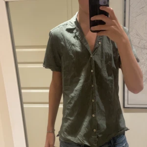 Kortärmad skjorta från Stenströms - Säljer en kortärmad skjorta i Olivgrön färg från stentröms. Jag är 180 cm väger 60 kg och passar mig bra! Tycker bara inte att den är min stil, hör av er om ni undrar något!☺️Lite skrynklig men är ingen fara är bara och stryka. Ungefär likadan som den på den tredje bilden