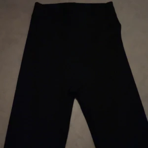 Svarta cykelbyxor från Lindex - Svarta cykelbyxor från Lindex med hög midja och tight passform. Perfekta att styla med oversized tröjor eller hoodies. Mjukt och stretchigt material som sitter skönt hela dagen.