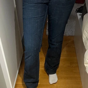 Mörkblå jeans från G-Star RAW - Säljer ett par mörkblå jeans från G-Star RAW som är lågmidjaden. De är tyvärr för stora i midjan så säljer därför.