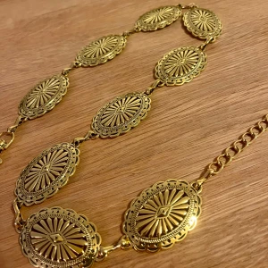 Midjebälte  - Ett oanvänt justerbart kedjeskärp i guld jag köpt på en antik marknad, i nyskick! Inga repor eller fläckar. Det är bara att skriva om du har några funderingar! <3 