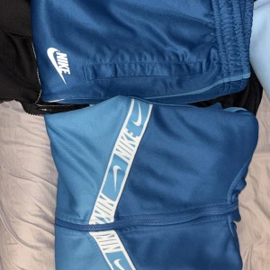 Nike Dress - Hej säljer min Nike dress som inte kommer till användning, koftan är i storlek XS och byxorna är i storlek S. Finns inga skador eller något liknade på varken koftan eller byxorna 