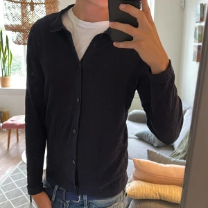 Stickad knapp tröja  - Väldigt trendig och perfekt inför höst och nu i sensommar. Mycket bra skick, skriv vid fundering 🙌