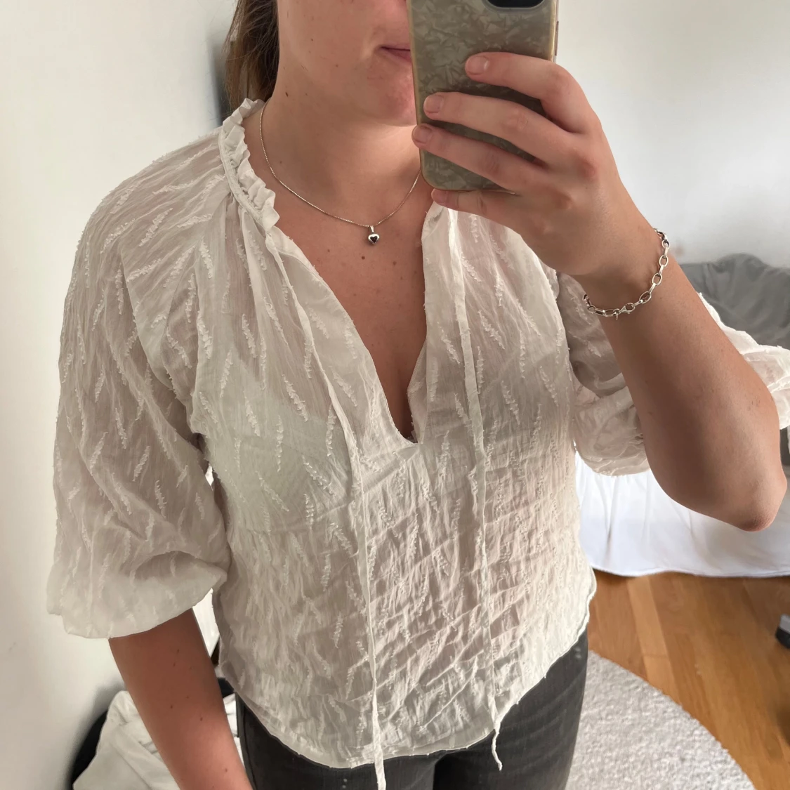 Vit blus med snörning och struktur