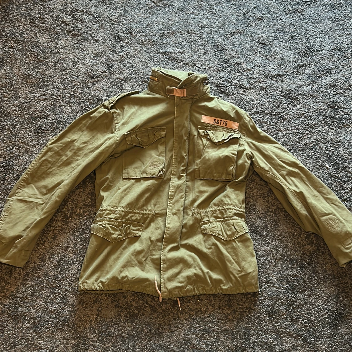 Grön parkajacka med fickor