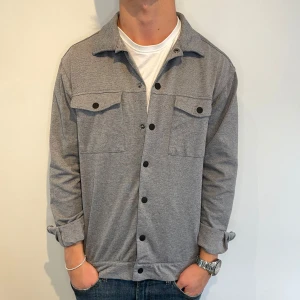 Grå overshirt  - Extremt snygg overshirt som passar till allt | Strl - S | Skick - 10/10 | Nypris - ca 1220kr | Vid minsta lilla fundering är det bara att skriva!