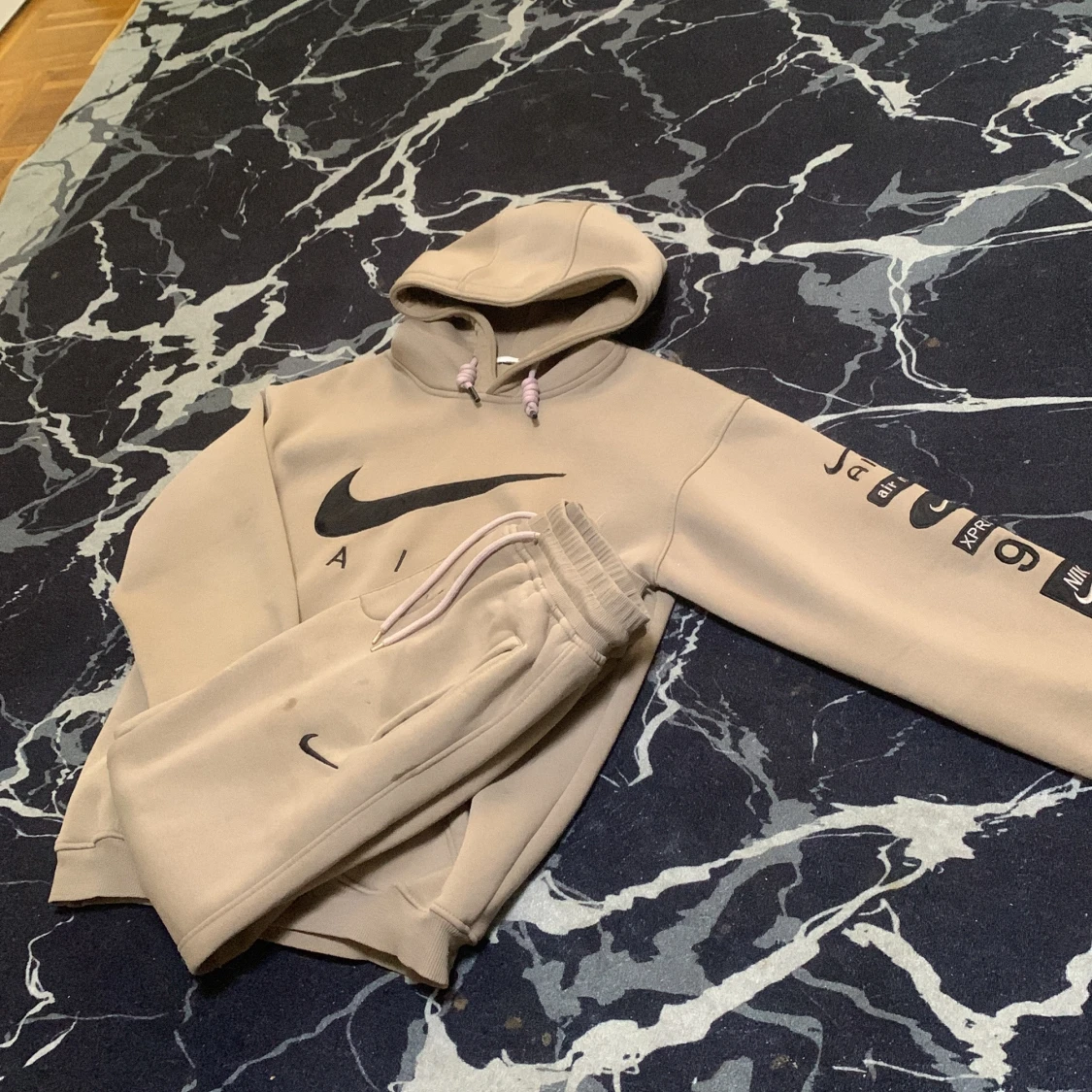 Beige Nike hoodie med svart logga - 1