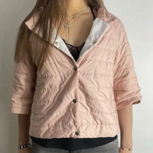 Rosa trekvartsärm jacka💖 - Den är ganska tunn så det passar ju nu när det äntligen blir varmare 🎉🎉💞 Den är typ aldrig använd så är typ helt ny! Har fickor också 🩵 Den är i Xs men passar mig som oftast har S! 🩷