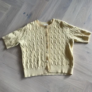 Kofta/tröja  - Gul stickad kort tröja! Den kommer inte till användning mer så pris kan diska 