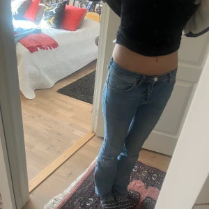 lowwaist bootcut  - säljer dessa jättefina jeans då jag har ett par andra liknande💞, nypris- 500kr. Storlek 32 men passar även 34!