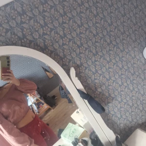 Rosa offshoulder topp från H&M Divided - Säljer en söt rosa offshoulder topp från H&M Divided. Toppen har långa ärmar och en smockad detalj vid axlarna och midjan som ger en fin passform. Perfekt för en trendig look! Funkar både till fest och vardag 💗💗