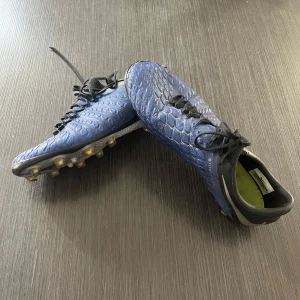 Hypervenom 3 Ag elite - Säljer mina Otroligt sällsynta hypervenom 3 elite Ag fotbollsskor! Skor du sällan får tag i i storlek 40! Väldigt sköna och snygga! Har en del defekter som visas på bilderna och därav priset! Fina och långa dobbar! Hör av dig vid minsta lilla fundering!