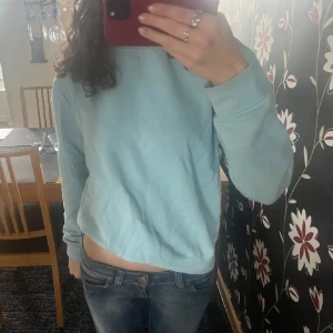Ljusblå tröja - Säljer en ljusblå tröja med långa ärmar. Perfekt för en avslappnad stil. Passar bra till jeans och är skön att bära.