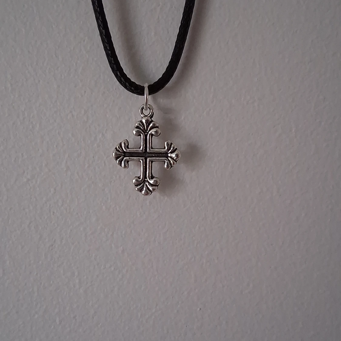 Halsband med korsberlock - 1