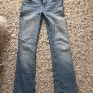 Blå jeans från Perfect Jeans - Midwaist jeans, Stl 36, lite slitna nere vid skon