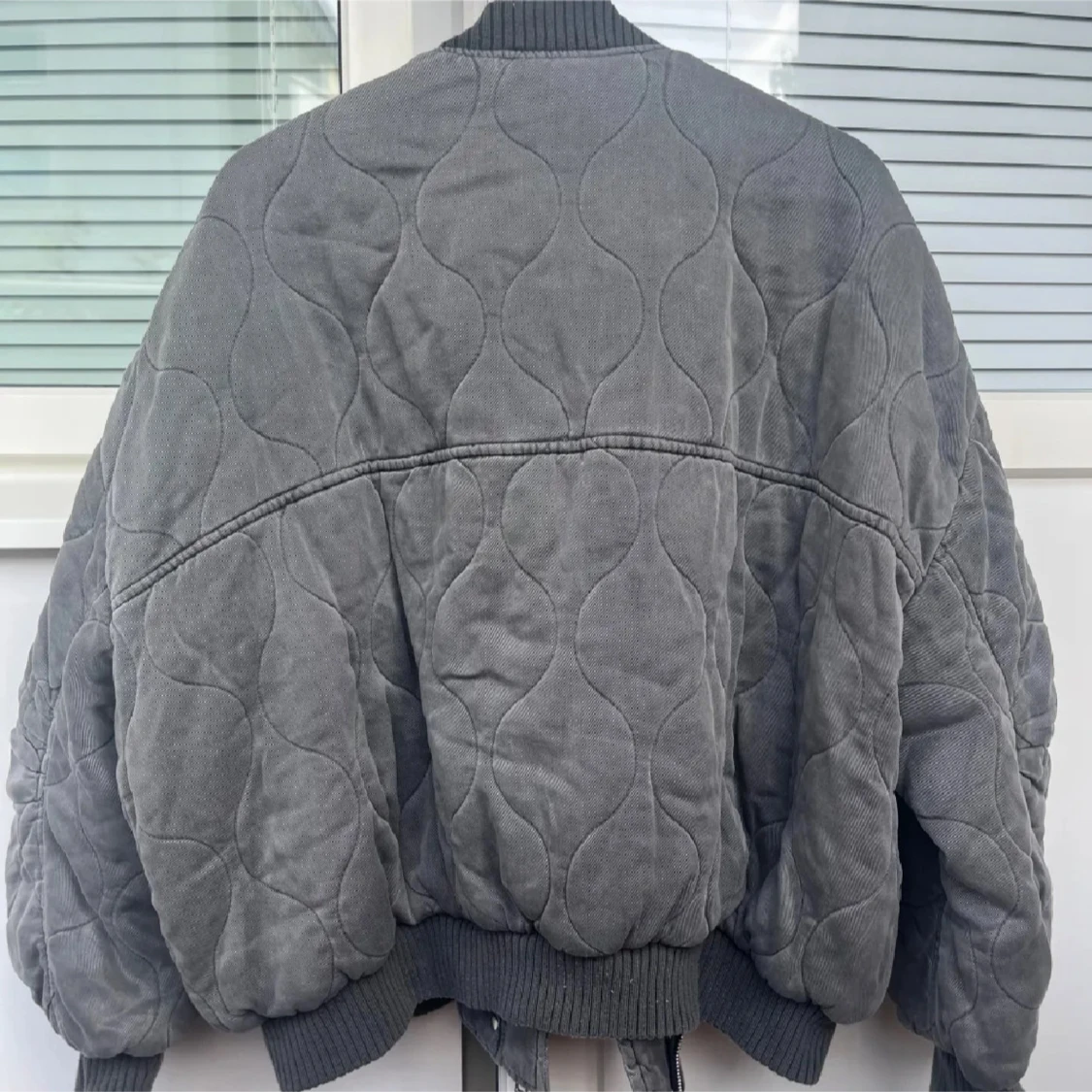 Grå/grön quiltad bomberjacka från Zara - 1