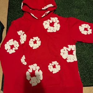 Röd hoodie från Denim Tears - Helt ny och oanvänd, passar S men även M