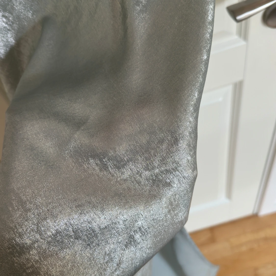 Silverfärgad långklänning med snörning - 1