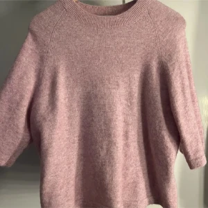 Rosa tröja från & Other Stories - Säljer en stilren rosa tröja från & Other Stories. Tröjan har trekvartsärmar, perfekt för en avslappnad look. Passar bra till både jeans och kjol. 🌸