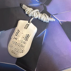 Gamingmus - En proffesionell gamingmus med sladd som är lång och räcker över en meter