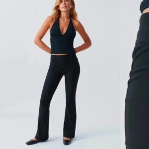 Svart oneshoulder topp + byxor - säljer båda ihop för 300kr.         annars top - 130kr, byxor - 250kr