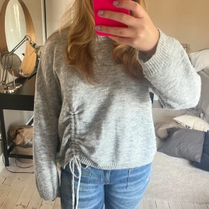 Stickad tröja  - Så mjuk o snygg stickad tröja med dragsko❤️‍🔥 nästan aldrig använd och går att reglera snörena