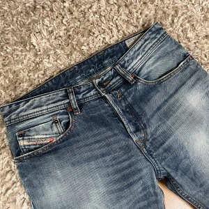 Blå jeans från Diesel - Snygga blå jeans från Diesel med en snygg tvättad look. Skriv för diskussion av pris eller fler bilder.