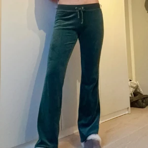 Gröna juicybyxor 💚 - Juicy byxor i modellen Del Ray Pocket, säljs för de ej kommer till användning. Knappt använda i väldigt bra skick. Nypris: 1200kr 💗(lägg prisförslag)