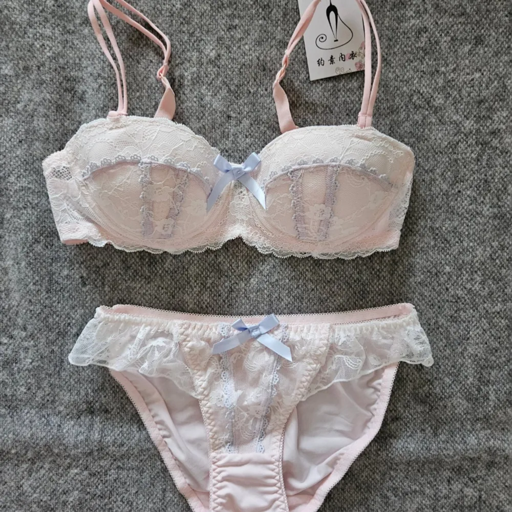Helt nytt med tags. Bhn är storlek 70B och trosorna är M. Uppskattar att trosorna passar XS-S. . Muu.
