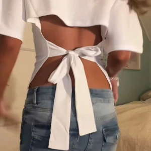 Gina back tie top - Säljer slutsåld Gina tricot tie back tee tröja i stl xs, nästan aldrig andvänd så gott som ny! Vid mer information kom privat 🌸