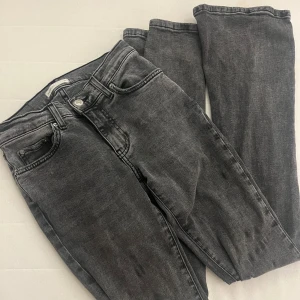 Grå lowaist/bootcut jeans från Gina! 🤍 - Grå jeans från Gina i storleken 32, nästan aldirg använd!🤍